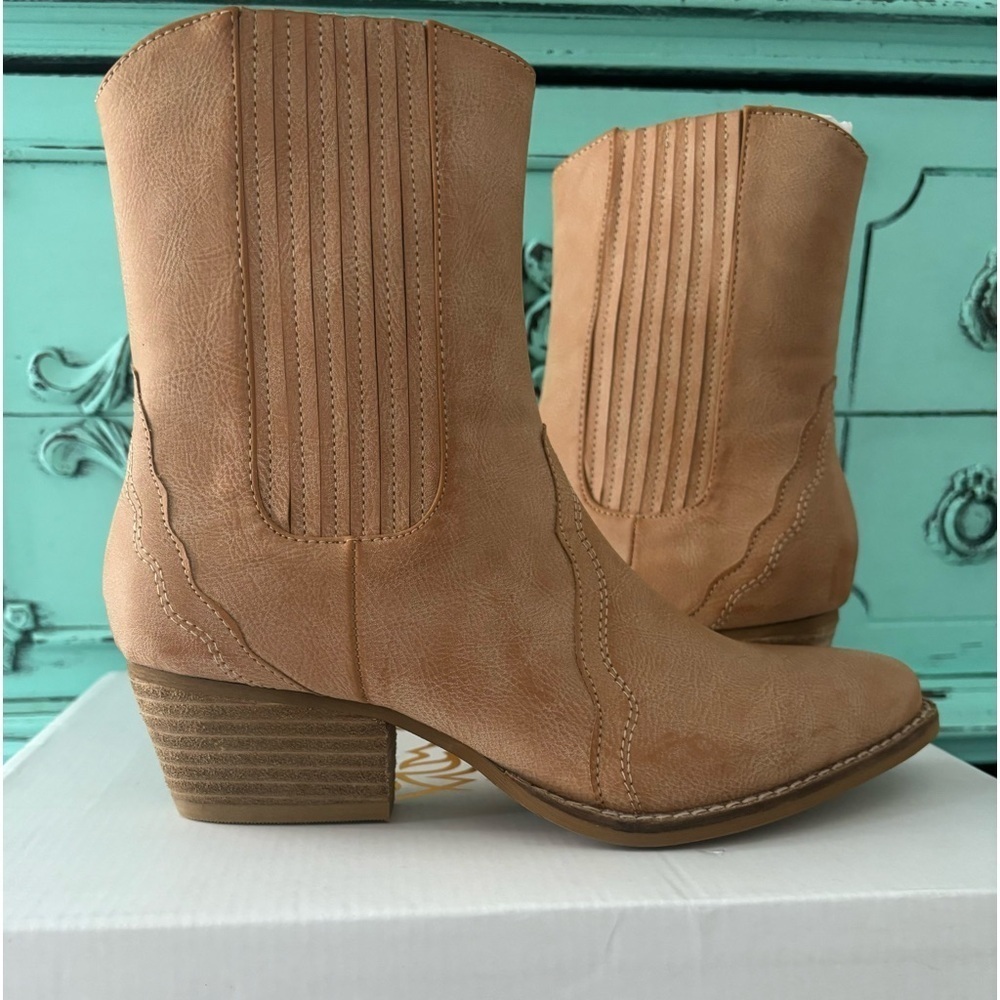 Beast boots NIB size 6